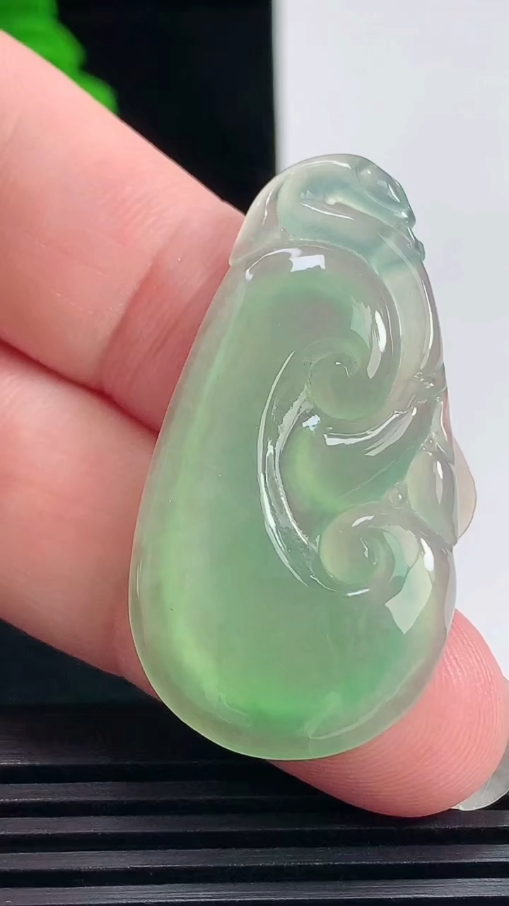 天然A货翡翠如意吊坠，尺寸42-22-5 重量:8.21g
6月23日