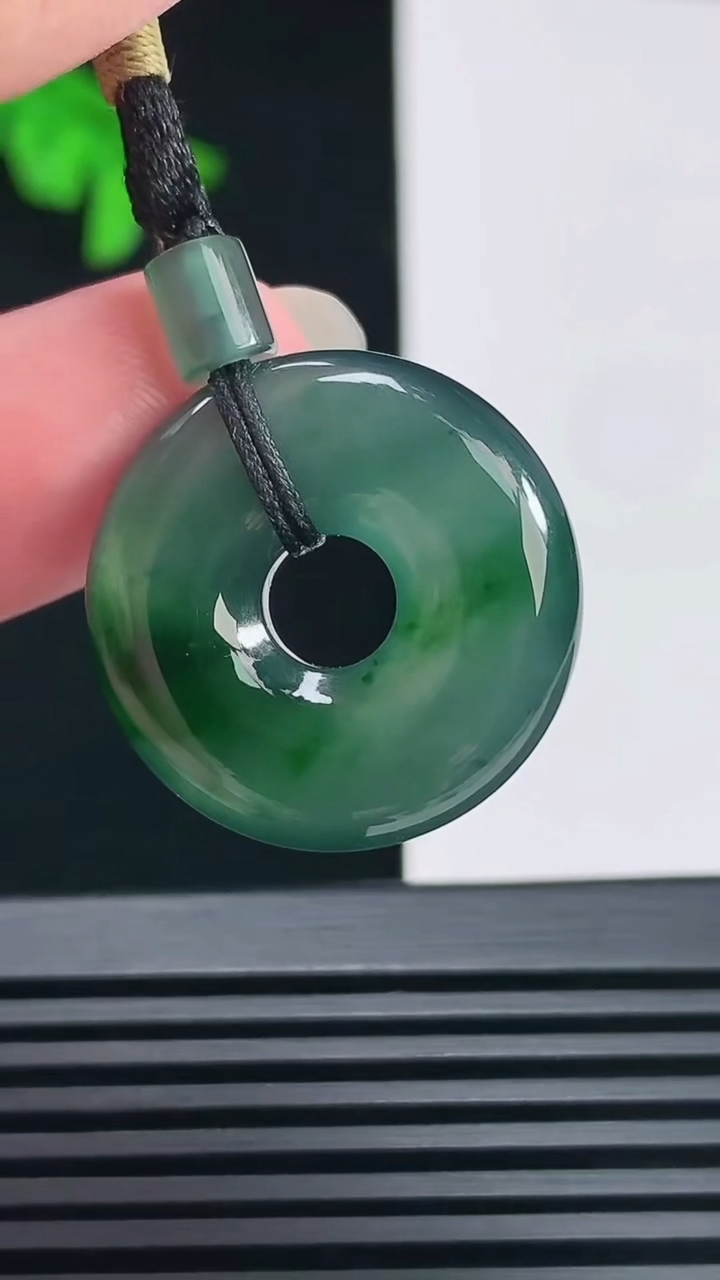 天然A货翡翠蓝水平安环吊坠，尺寸23-5.5 重量:6.52g
6月23日