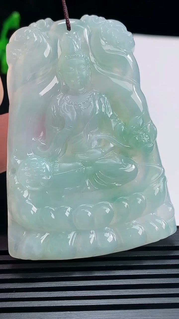 天然A货翡翠飘花大势至菩萨吊坠，尺寸61.8-44.5-5.5 重量:32.00g
6月23日