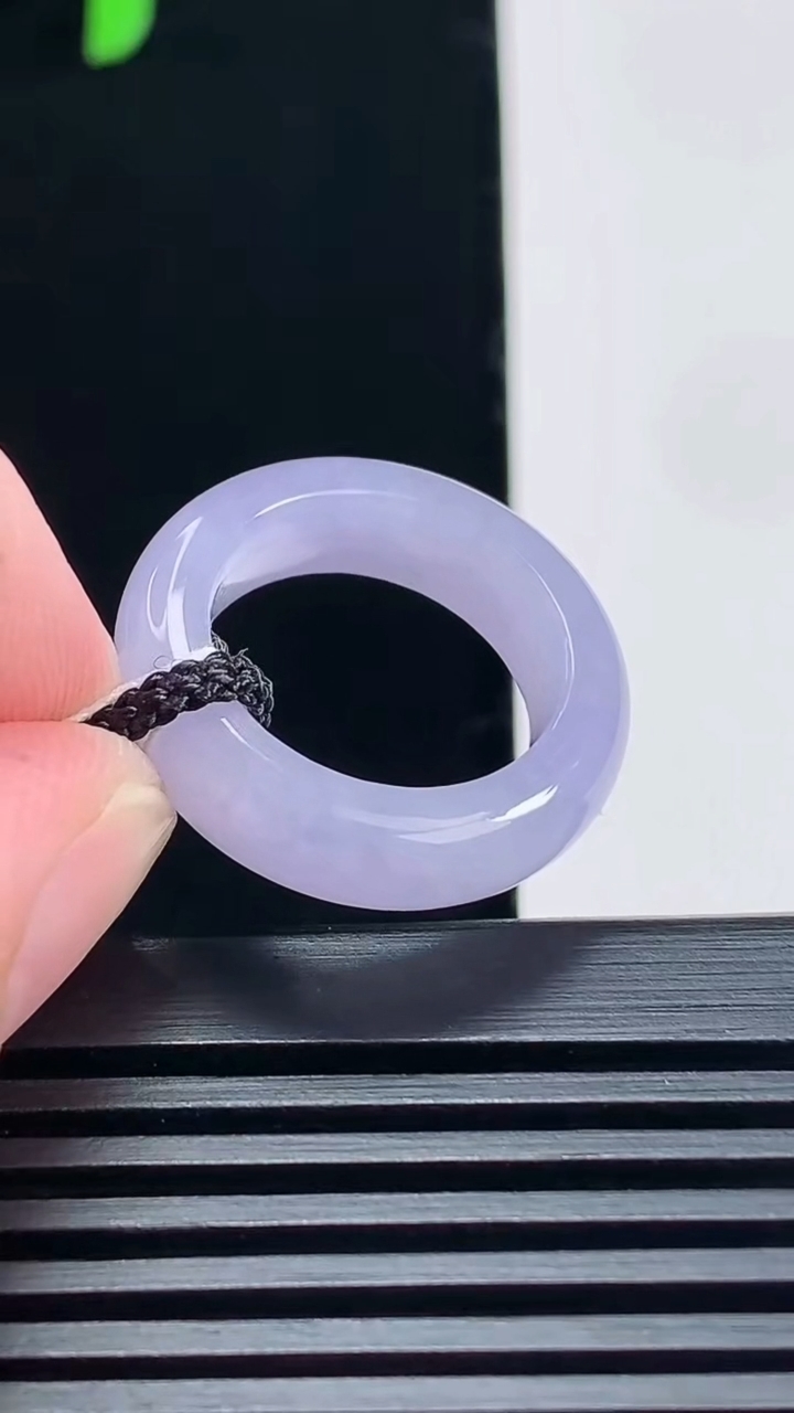 天然A货翡翠紫罗兰玉指环 戒指，尺寸15.6-5.6-4 重量:4.13g2026年6月23日
工厂直销收藏佳品,种好水足，色泽均匀，有种有色，上手高大气！
