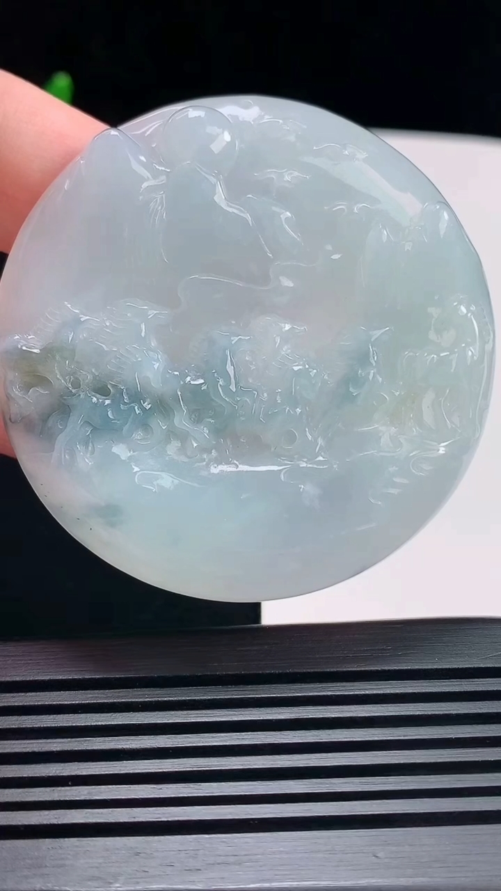 天然A货翡翠飘花八骏马牌吊坠，尺寸55.6-6.5 重量:37.76g H30
6月23日