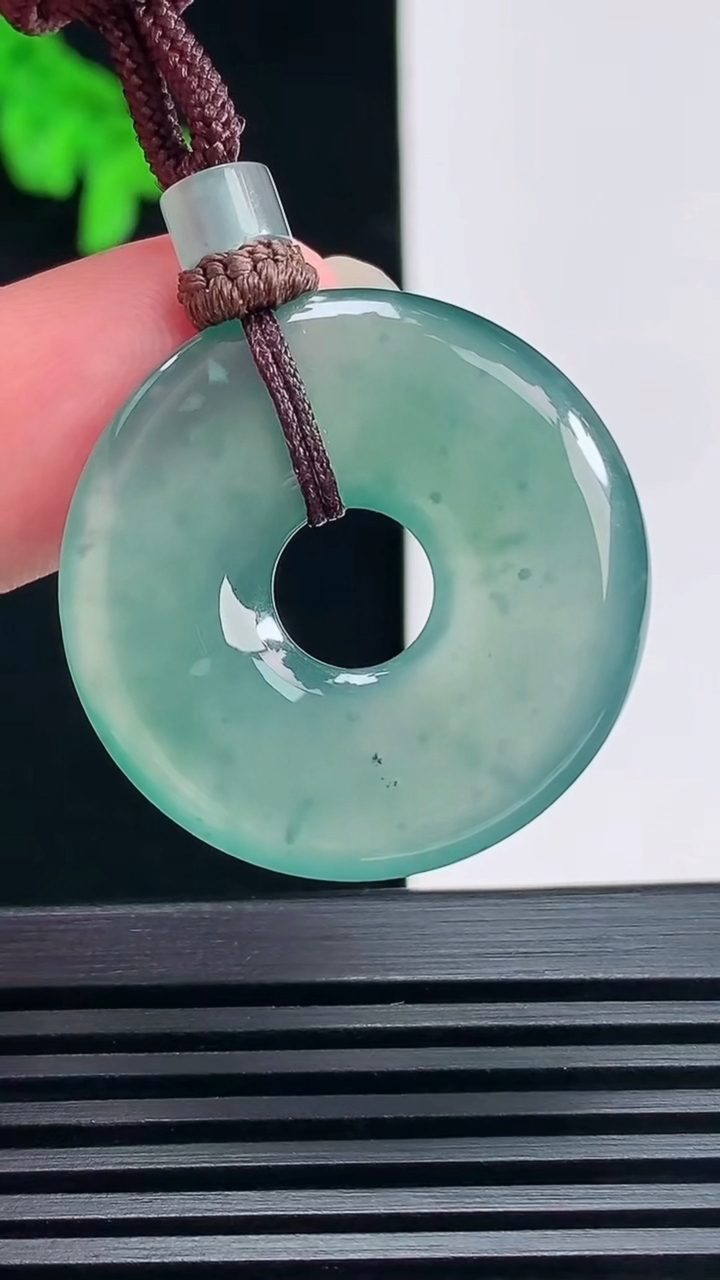 天然A货翡翠蓝水平安环吊坠，尺寸30-4.2 重量:10.20g
6月23日