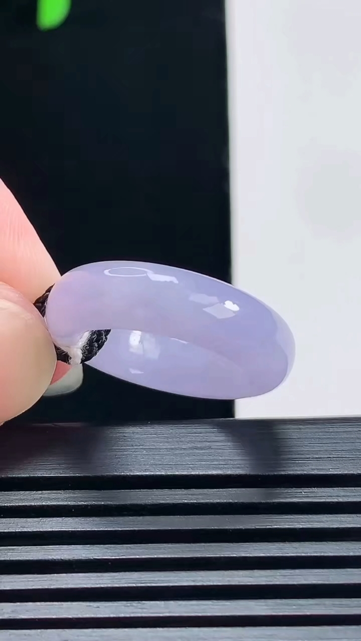 天然A货翡翠紫罗兰玉指环 戒指，尺寸15.6-5.6-4 重量:4.13g2026年6月23日
工厂直销收藏佳品,种好水足，色泽均匀，有种有色，上手高大气！