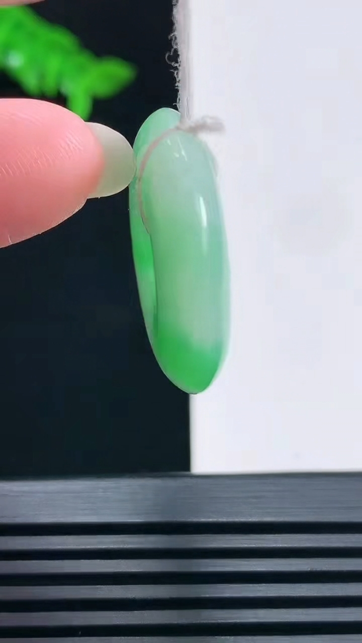 天然A货翡翠平安扣吊坠，尺寸26.5-6 重量:9.10g
6月23日