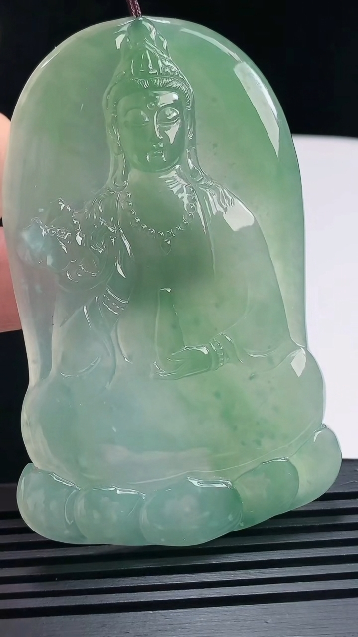 天然A货翡翠大势至菩萨吊坠，尺寸76.8-49.5-5.5 重量:46.59g
6月23日