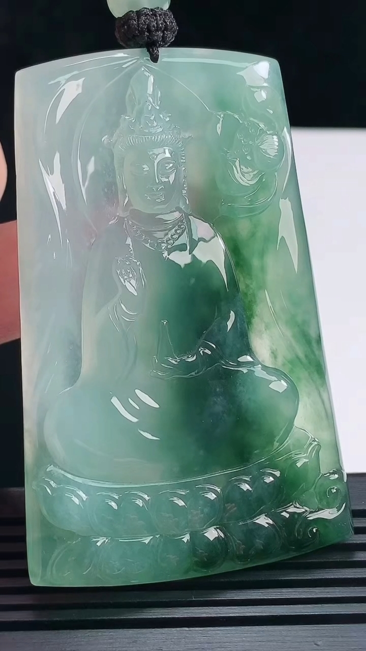 天然A货翡翠种飘花素衣观音吊坠，尺寸68.6-43.6-5 重量:42.60g
6月23日