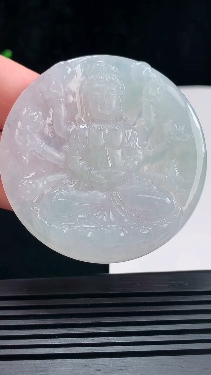 天然A货翡翠千手观音菩萨吊坠，尺寸54-5.8 重量:34.96g
6月23日