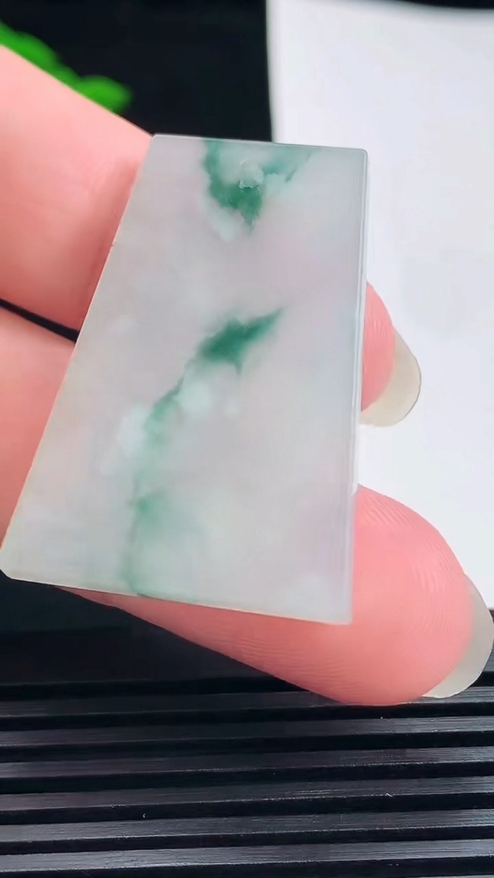 天然A货翡翠飘花无事牌吊坠，尺寸37-25.5-3.2 重量:9.28g
6月23日