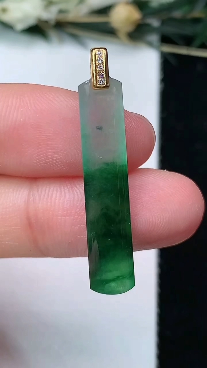 天然A货翡翠平安柱吊坠，尺寸29.4-6.2-3.3，重量:1.61g
6月23日
