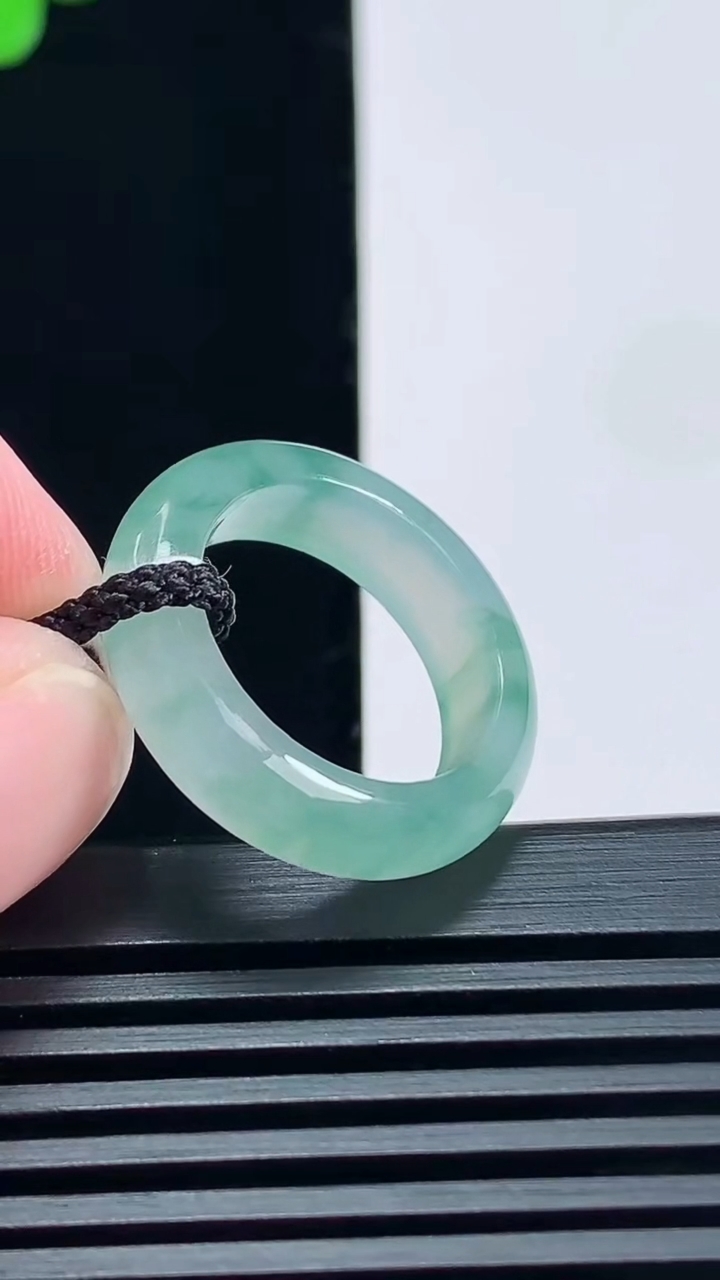 天然A货翡翠玉指环 戒指，尺寸17-5.6-3.5 重量:3.83g2026年6月23日
工厂直销收藏佳品,种好水足，色泽均匀，有种有色，上手高大气！