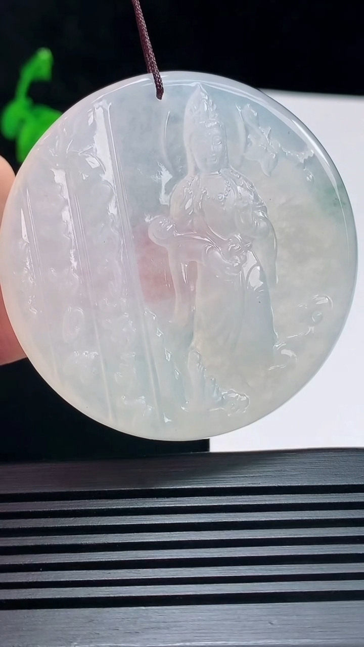 天然A货翡翠冰种飘花大势至菩萨吊坠，尺寸53.5-5 重量:30.57g
6月23日
