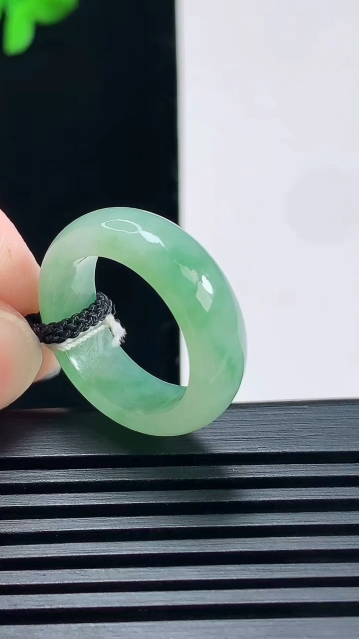 天然A货翡翠玉指环 戒指，尺寸17.5-6.8-3.2 重量:4.50g2026年6月23日
工厂直