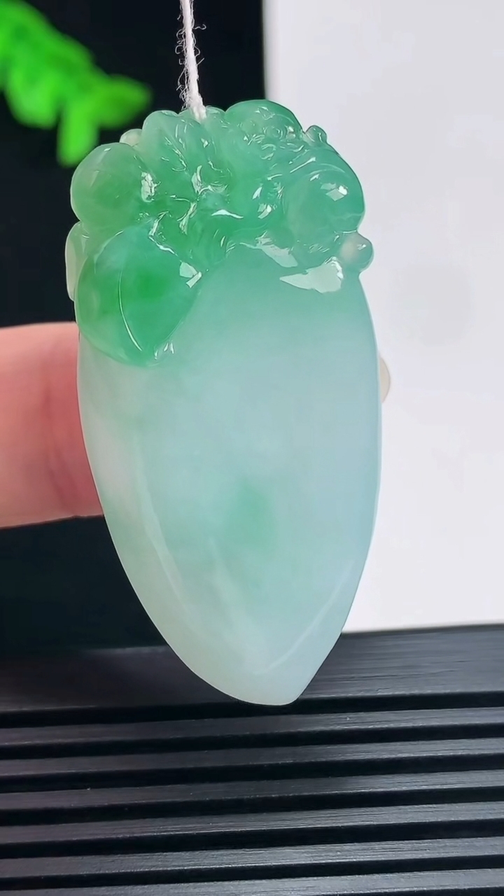 天然A货翡翠福瓜吊坠，尺寸45-21.5-10.5 重量:18.44g
6月23日