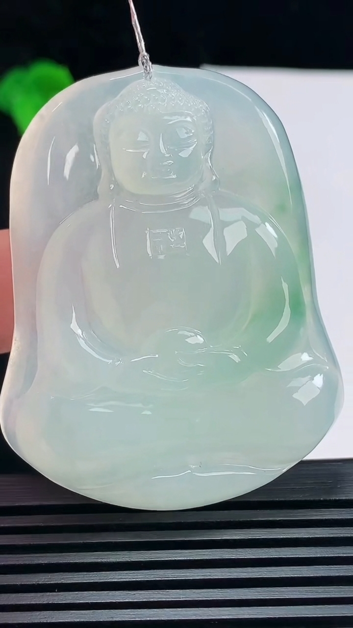 天然A货翡翠大日如来佛吊坠，尺寸55.6-44-6 重量:26.80g
6月23日