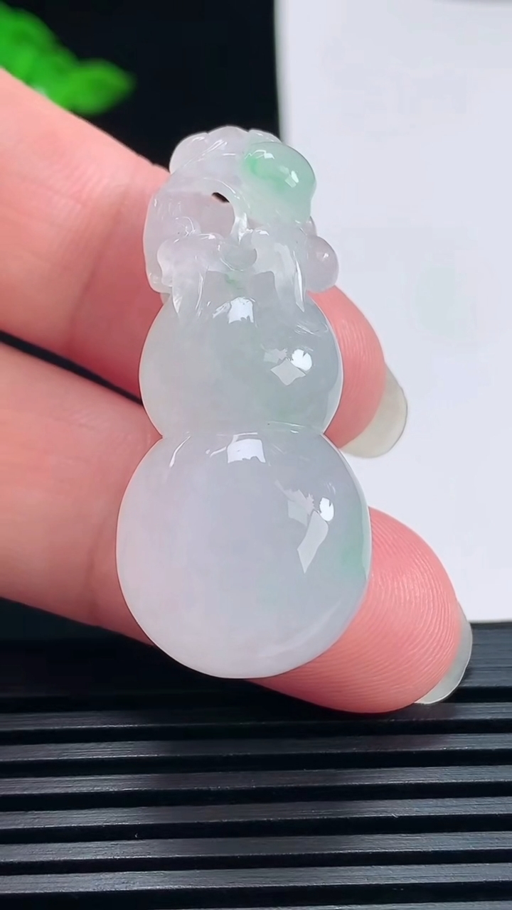 天然A货翡翠葫芦吊坠，尺寸41-18-12.5 重量:14.22g
6月23日