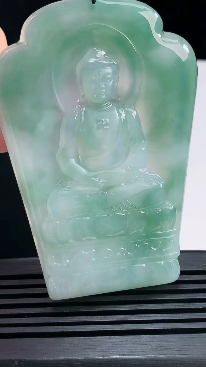 天然A货翡翠冰种飘花大日如来佛吊坠，尺寸71.6-48-5 重量:38.83g
6月23日