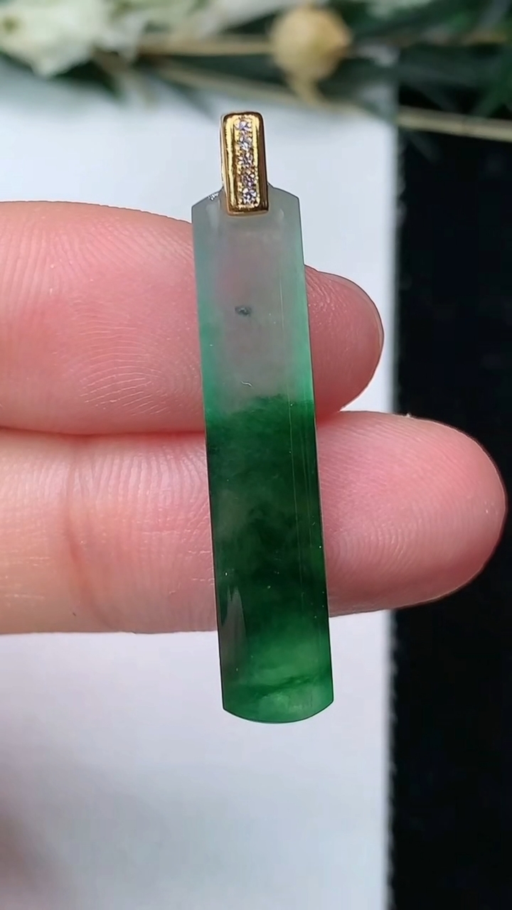 天然A货翡翠平安柱吊坠，尺寸29.4-6.2-3.3，重量:1.61g
6月23日