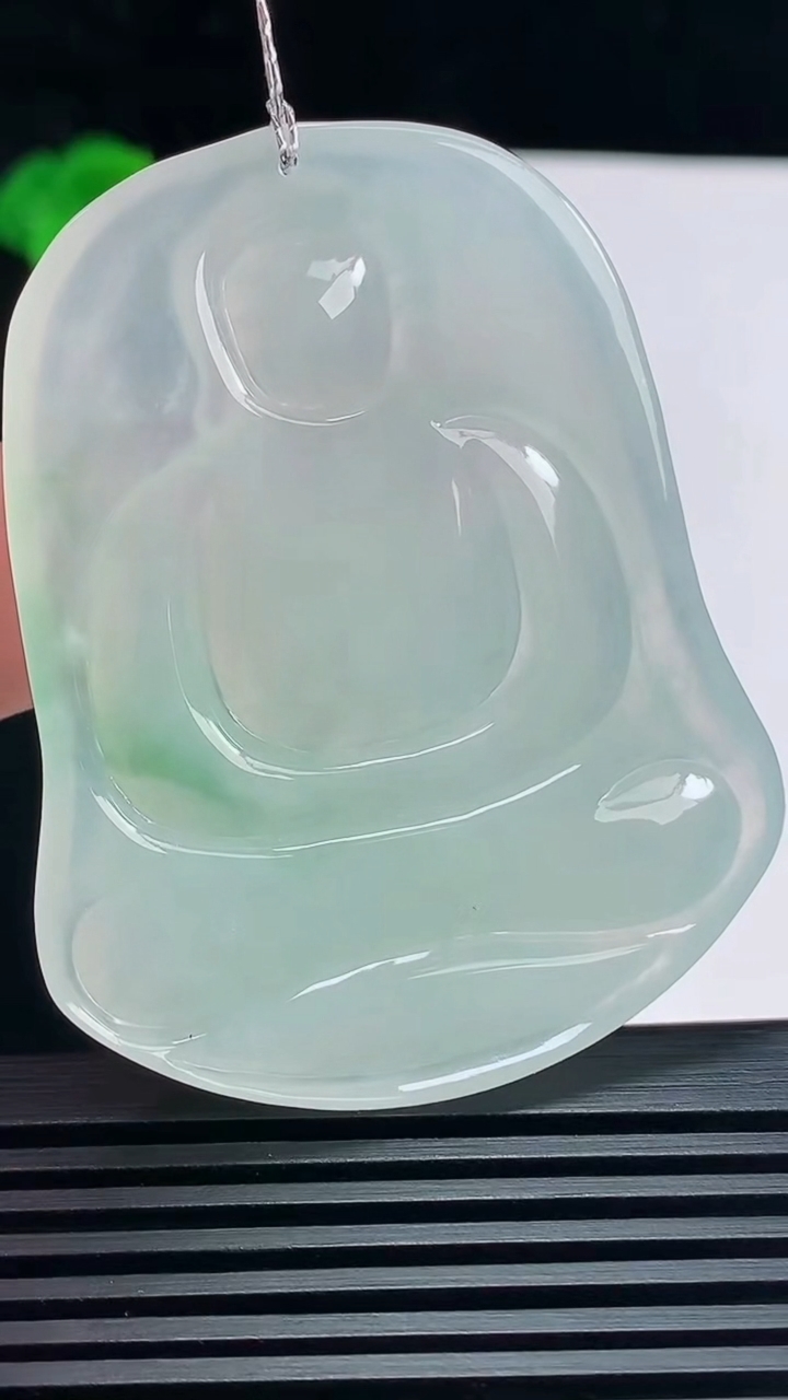 天然A货翡翠大日如来佛吊坠，尺寸55.6-44-6 重量:26.80g
6月23日