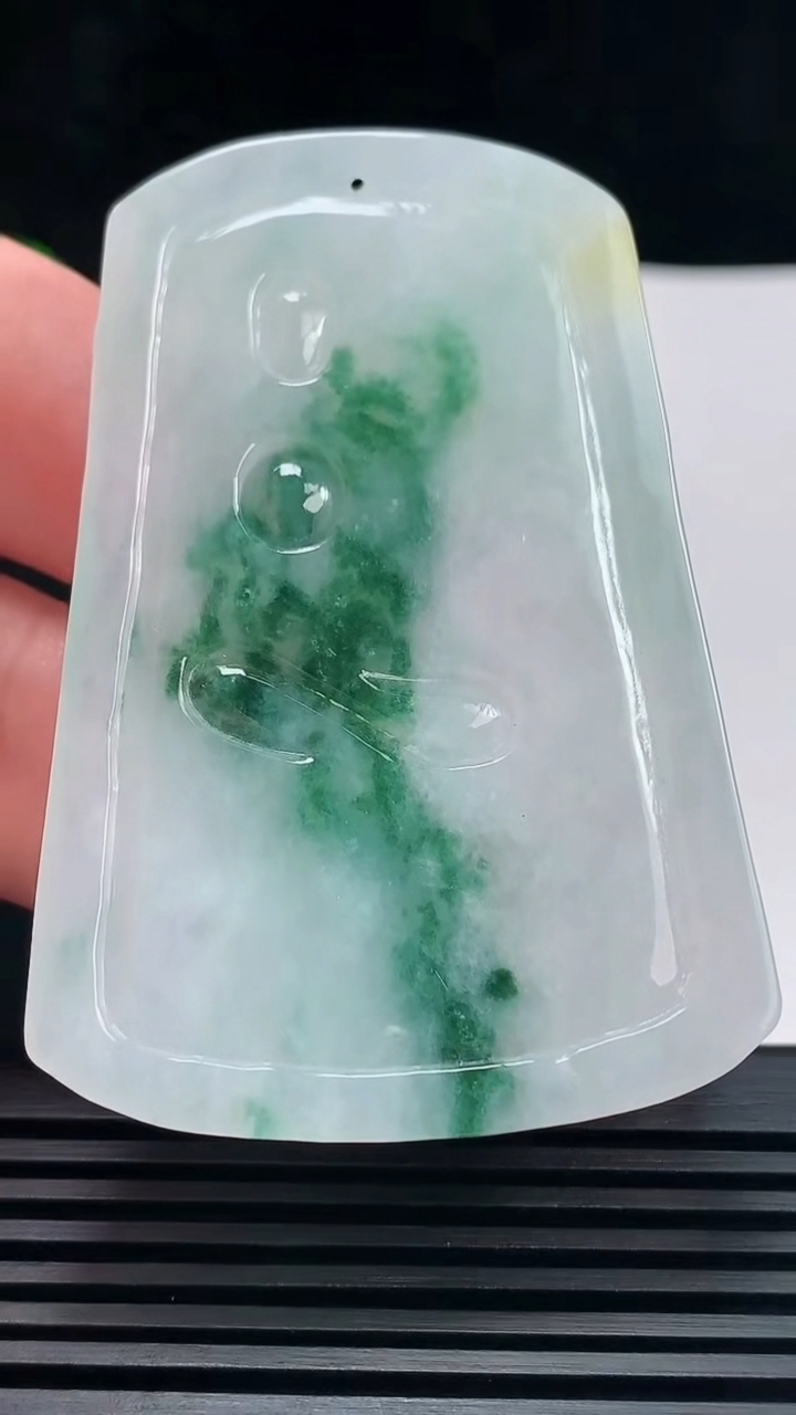 天然A货翡翠飘花普贤菩萨吊坠，尺寸62.6-43.5-5.2 重量:28.70g
6月23日