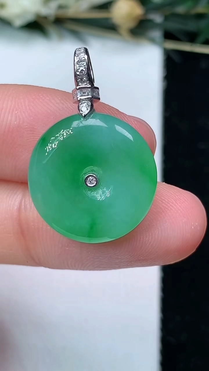 天然A货翡翠平安扣吊坠，尺寸16.8-5，重量:3.67g
6月23日