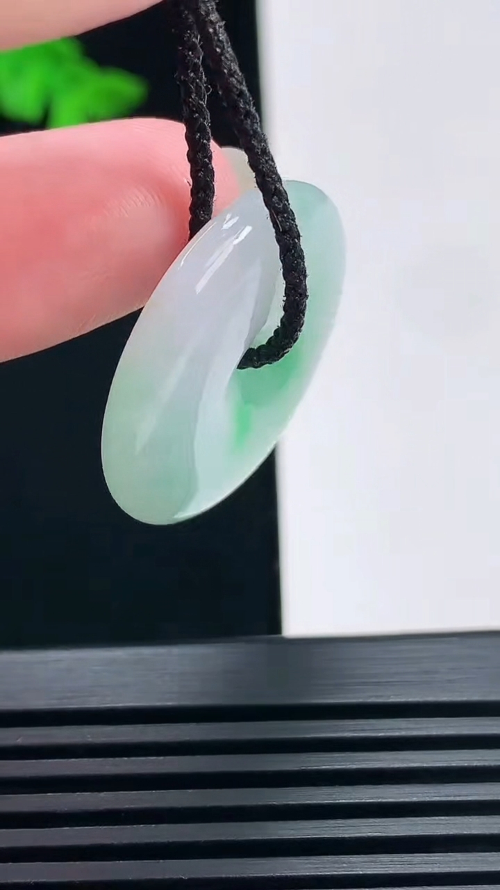 天然A货翡翠平安扣吊坠，尺寸26.5-5.5 重量:8.53g
6月23日