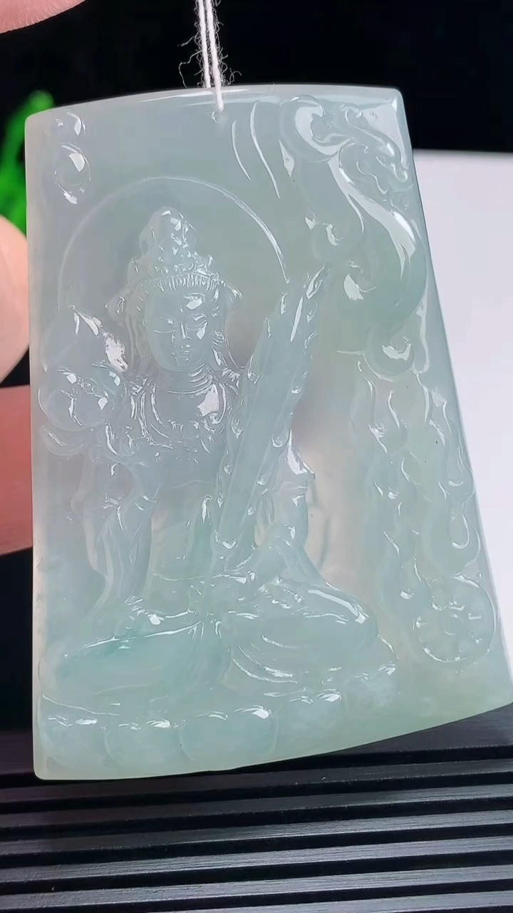 天然A货翡翠虚空藏菩萨吊坠，尺寸61.5-45.6-5 重量:33.32g
6月23日