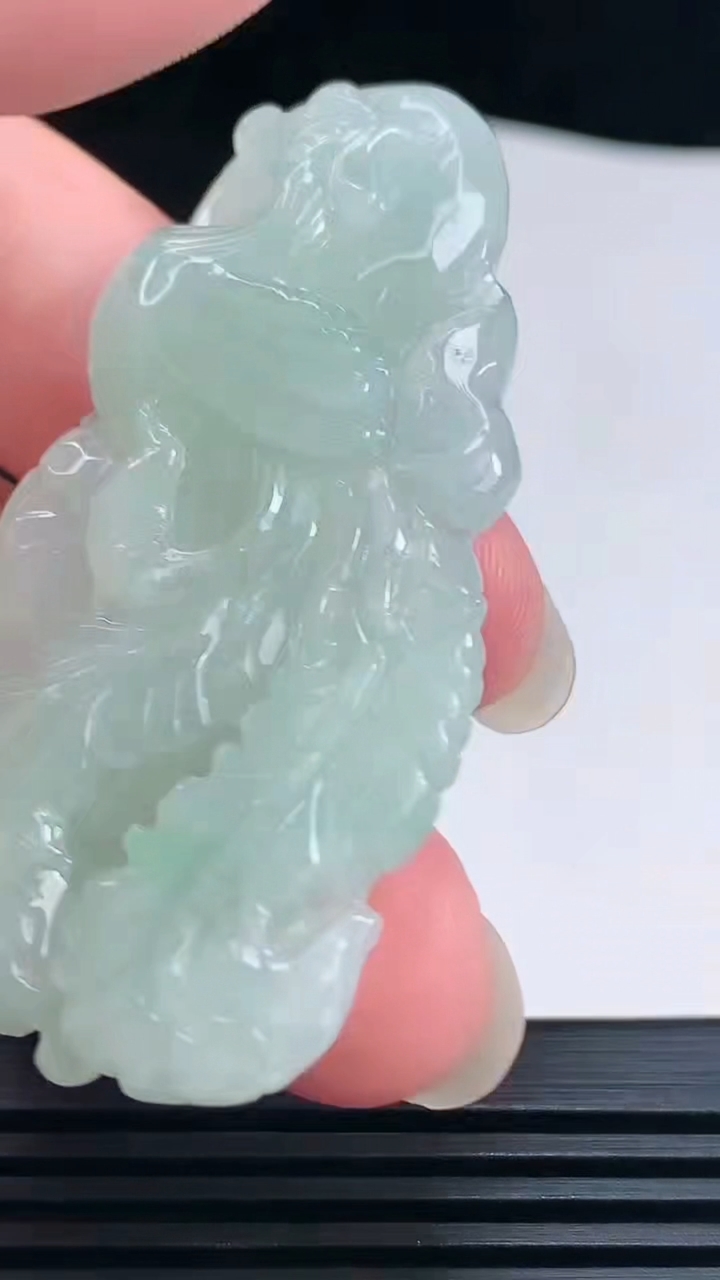 天然A货翡翠凤凰吊坠，尺寸61.5-32-8.5 重量:25.97g
6月23日