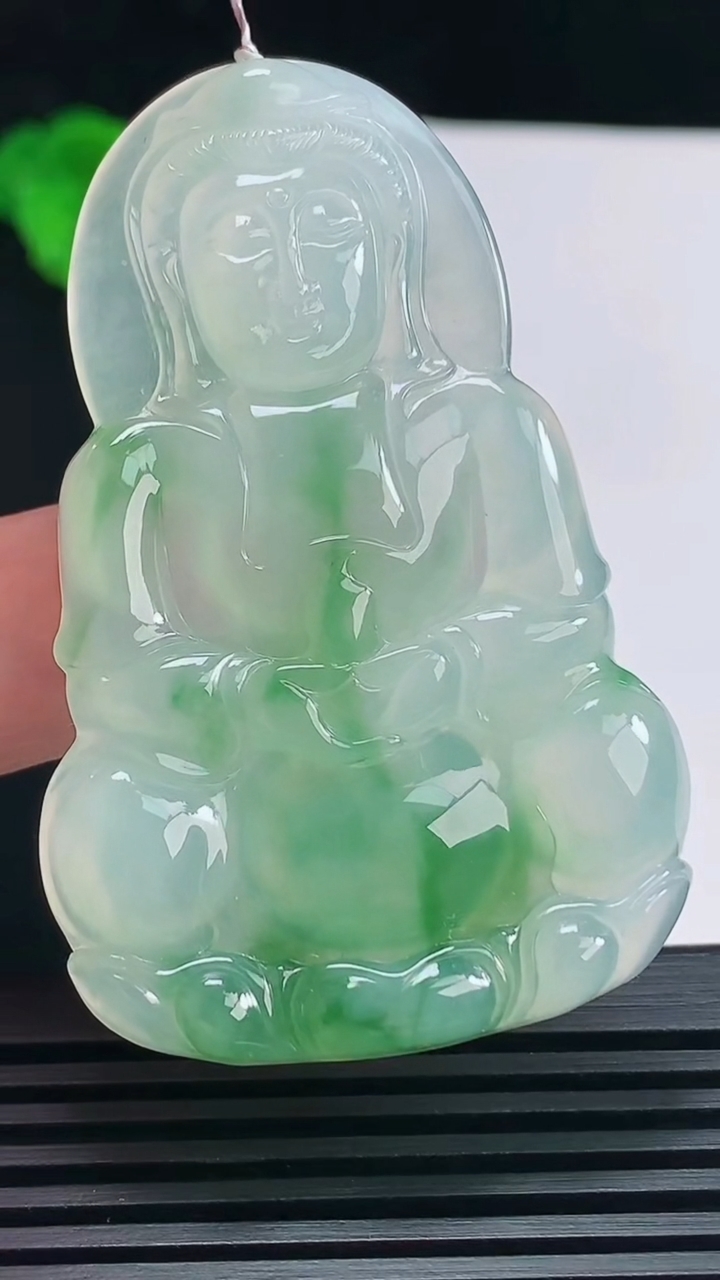 天然A货翡翠种飘花正装观音吊坠，尺寸58.5-37.5-5 重量:19.43g
6月23日