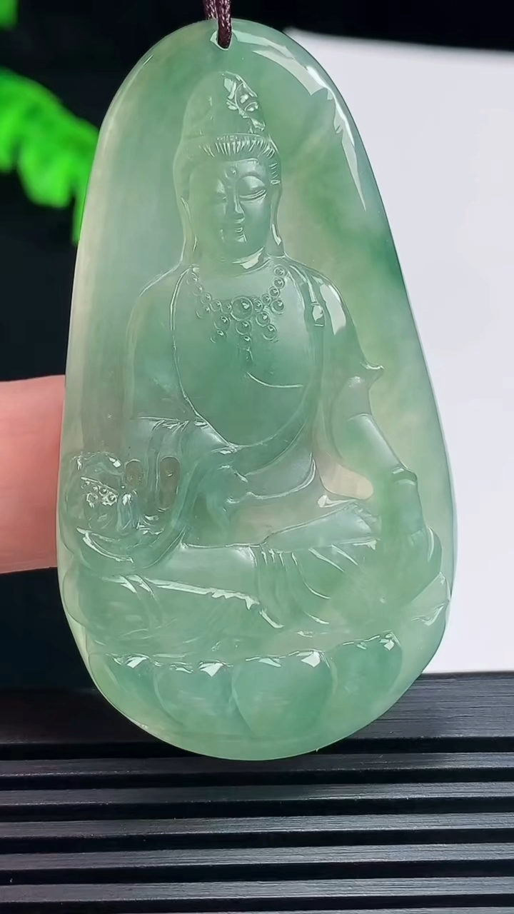 天然A货翡翠大势至菩萨吊坠，尺寸58-32-4.2 重量:16.89g
6月23日