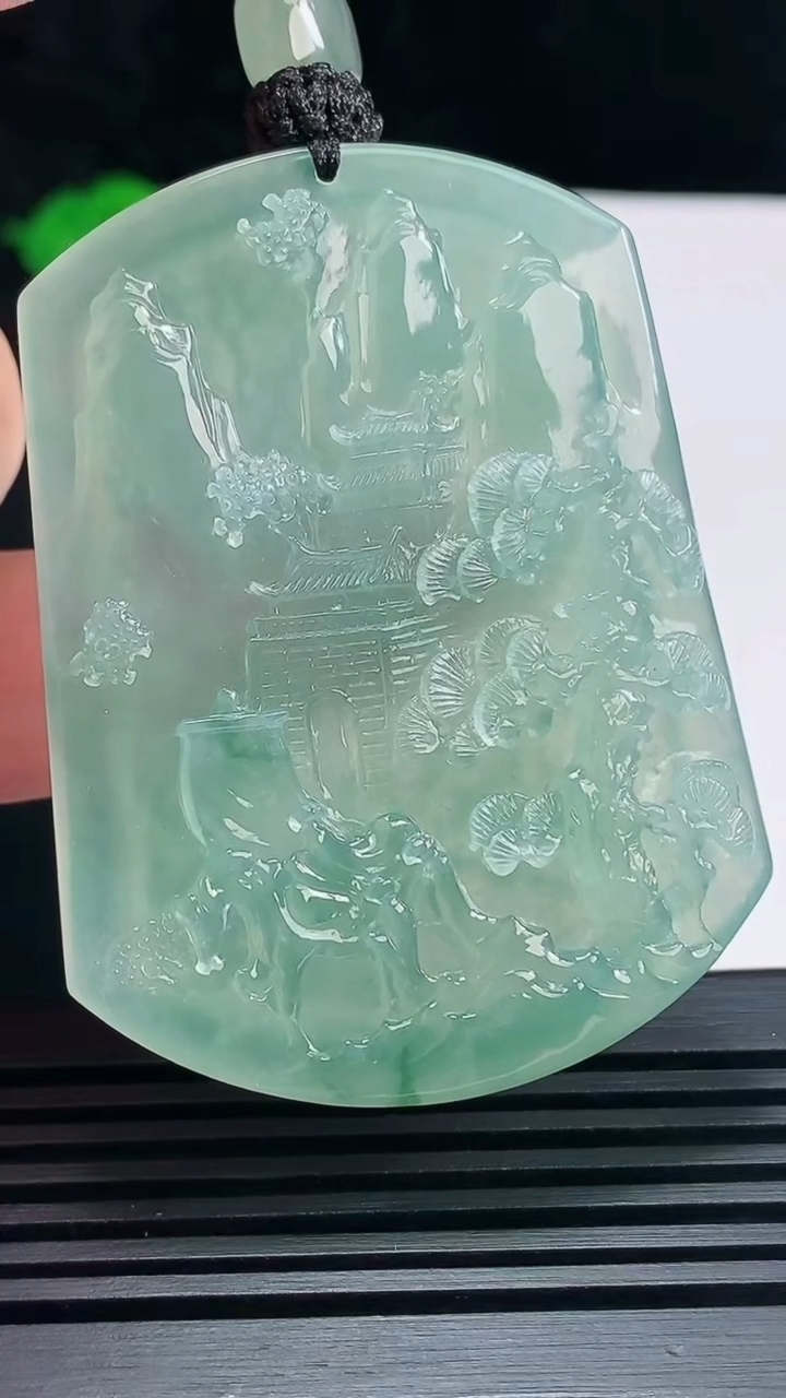 天然A货翡翠山水牌吊坠，尺寸56-43-7 重量:41.86g
6月23日