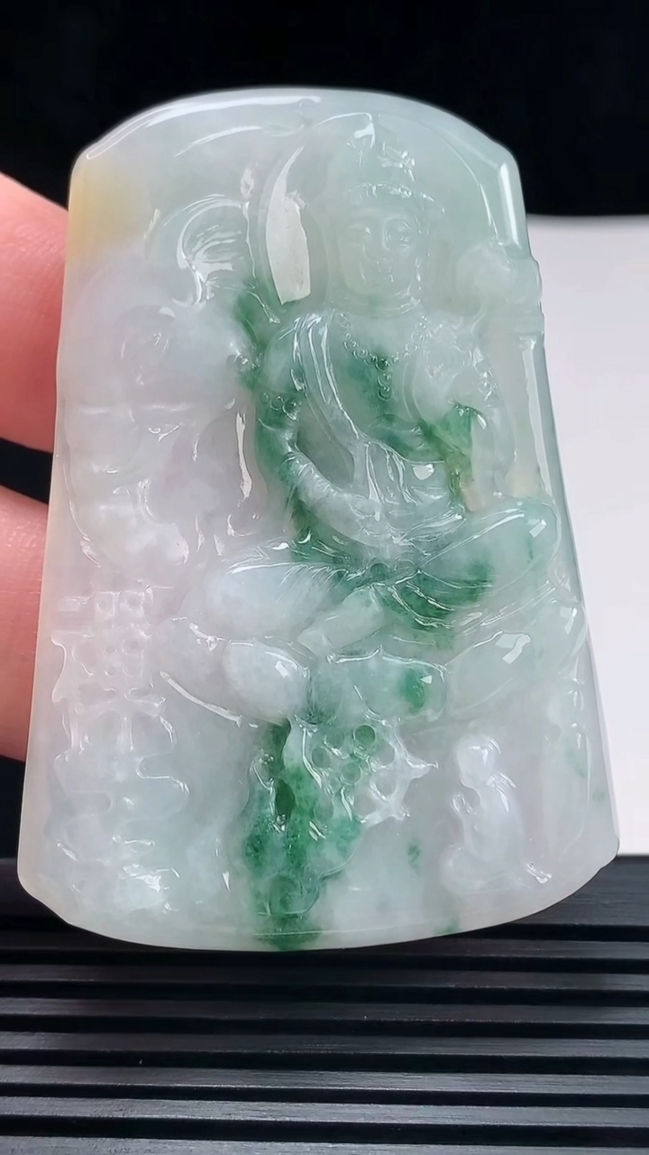 天然A货翡翠飘花普贤菩萨吊坠，尺寸62.6-43.5-5.2 重量:28.70g
6月23日