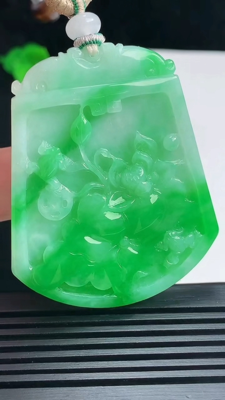 天然A货翡翠呱呱来财 荷花吊坠，尺寸54.5-45-5.8 重量:34.37g
6月23日