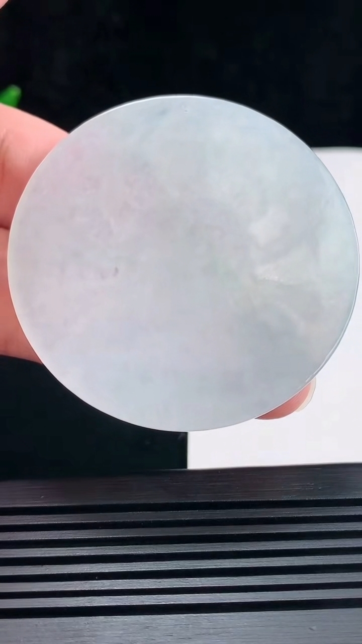 天然A货翡翠千手观音菩萨吊坠，尺寸54-5.8 重量:34.96g
6月23日