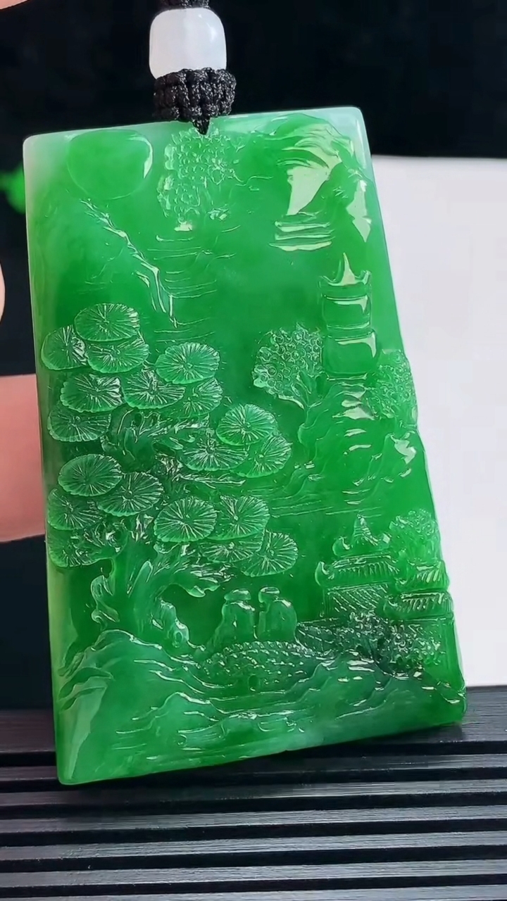 天然A货翡翠山水牌吊坠，尺寸59-39-6 重量:42.32g
6月23日