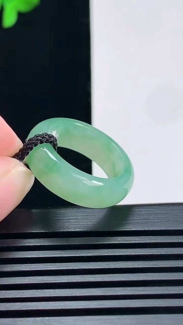 天然A货翡翠玉指环 戒指，尺寸17.5-6.8-3.2 重量:4.50g2026年6月23日
工厂直销收藏佳品,种好水足，色泽均匀，有种有色，上手高大气！