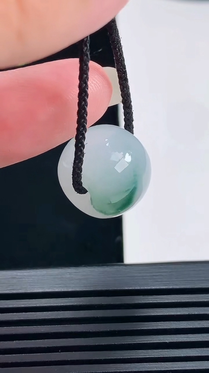 天然A货翡翠飘花路路通吊坠，尺寸13-15.8 重量:6.41g
6月23日