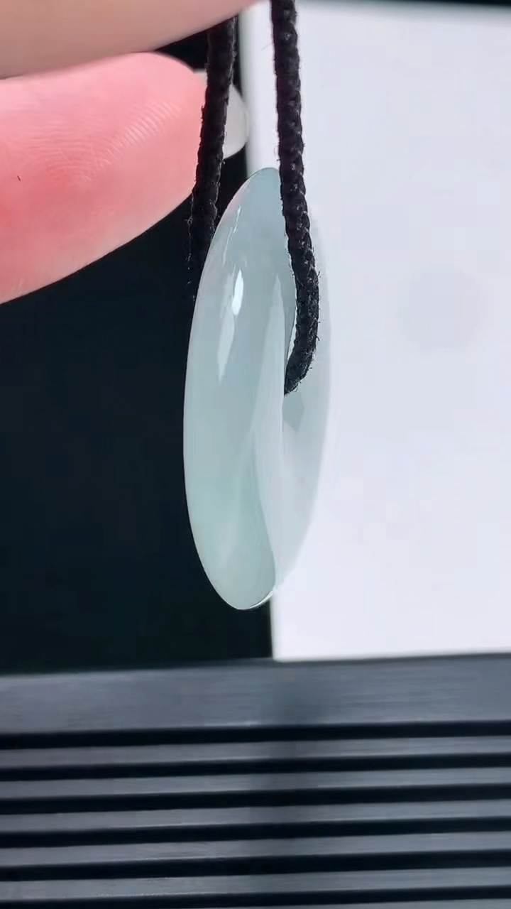 天然A货翡翠平安扣吊坠，尺寸30-5.2 重量:10.80g
6月23日