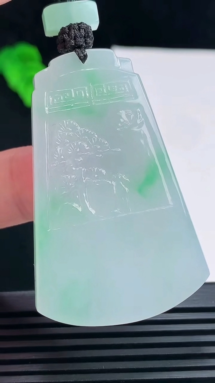 天然A货翡翠山水牌吊坠，尺寸52-34-5.5 重量:27.48g
6月23日