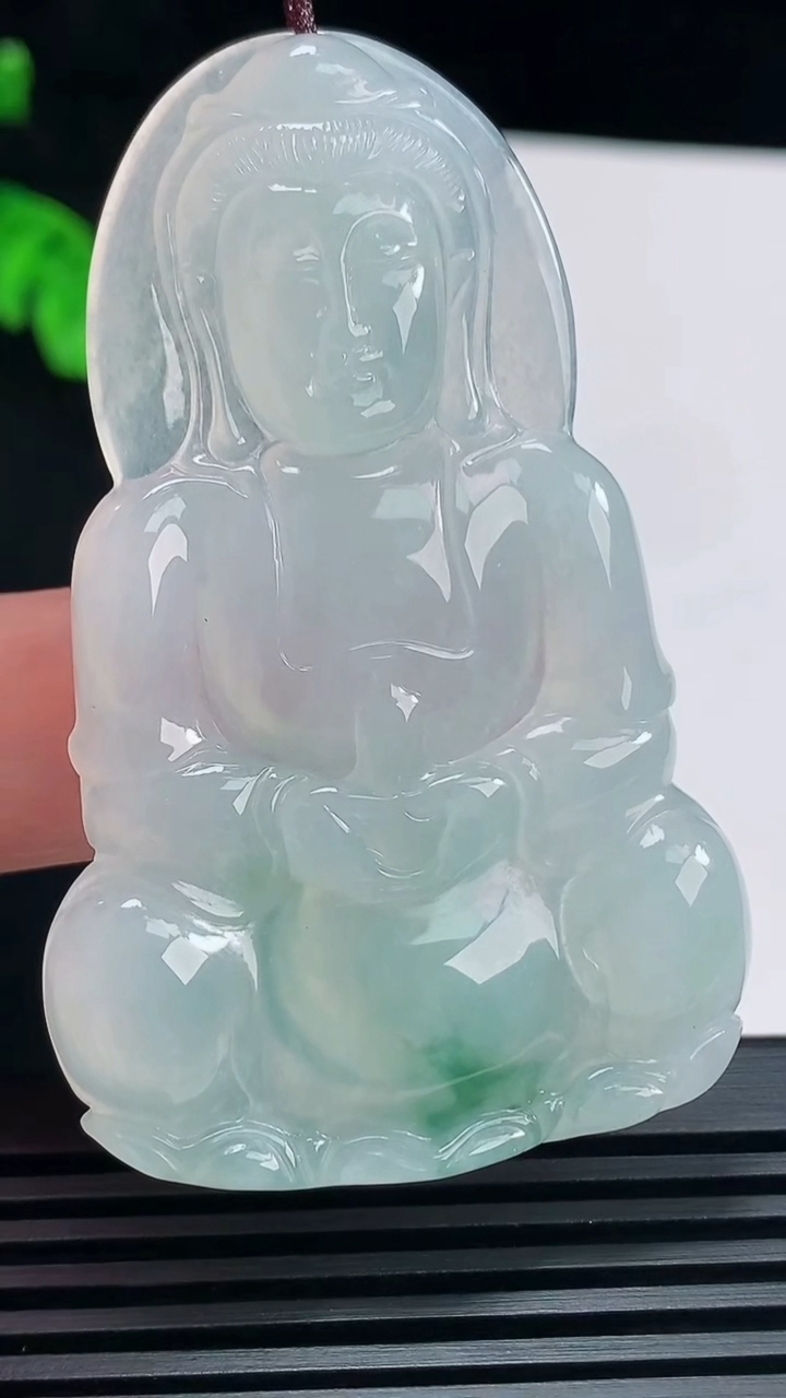 天然A货翡翠飘花正装观音吊坠，尺寸61.5-39-5.5 重量:22.94g
6月23日