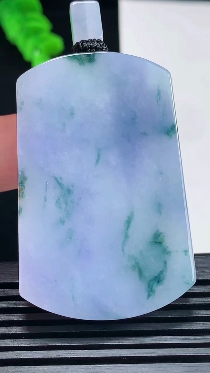 天然A货翡翠种紫罗兰 飘花无事牌吊坠，尺寸51-32.6-5.8 重量:32.72g
6月23日