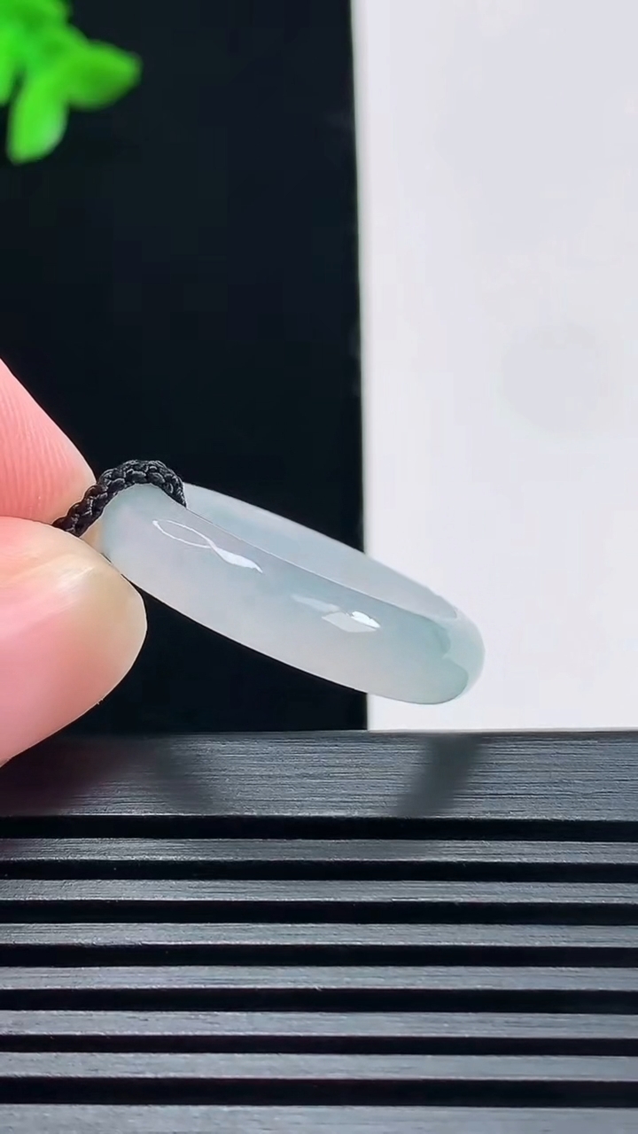 天然A货翡翠冰种飘花玉指环 戒指，尺寸20.5-5.2-3 重量:3.23g2026年6月23日
工厂直销收藏佳品,种好水足，色泽均匀，有种有色，上手高大气！