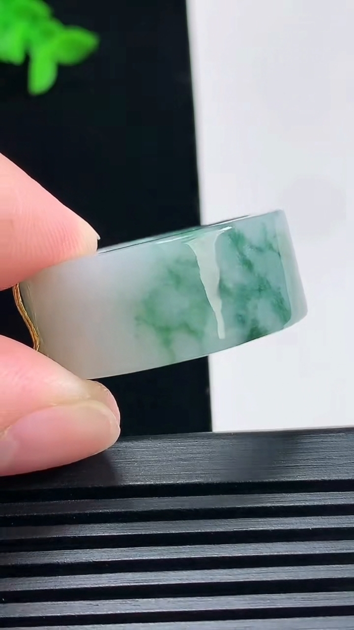天然A货翡翠飘花素面玉扳指 戒指，尺寸22.5-12-4 重量:13.54g2026年6月23日
工厂直销收藏佳品,种好水足，色泽均匀，有种有色，上手高大气！
