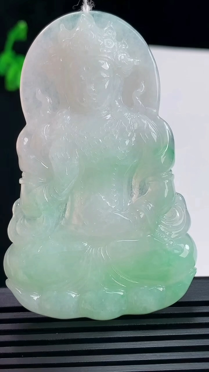 天然A货翡翠度母菩萨吊坠，尺寸69-43.5-5.5 重量:29.03g
6月23日