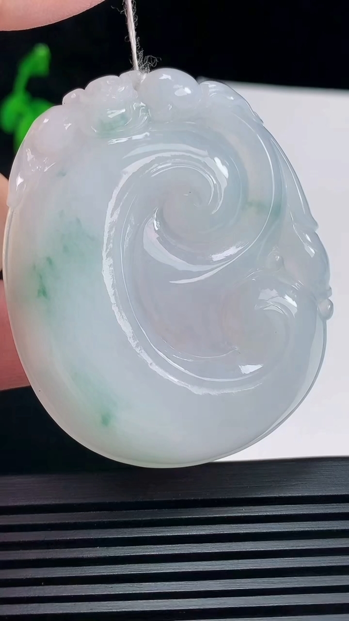 天然A货翡翠飘花如意吊坠，尺寸56.6-47.5-7.5 重量:37.99g
6月23日