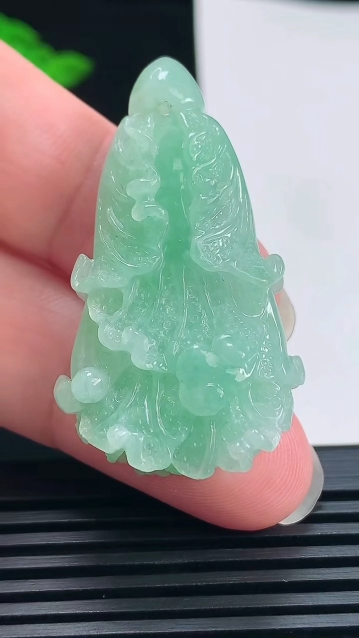 天然A货翡翠白菜吊坠，尺寸43.5-25-11.5 重量:15.63g
6月23日