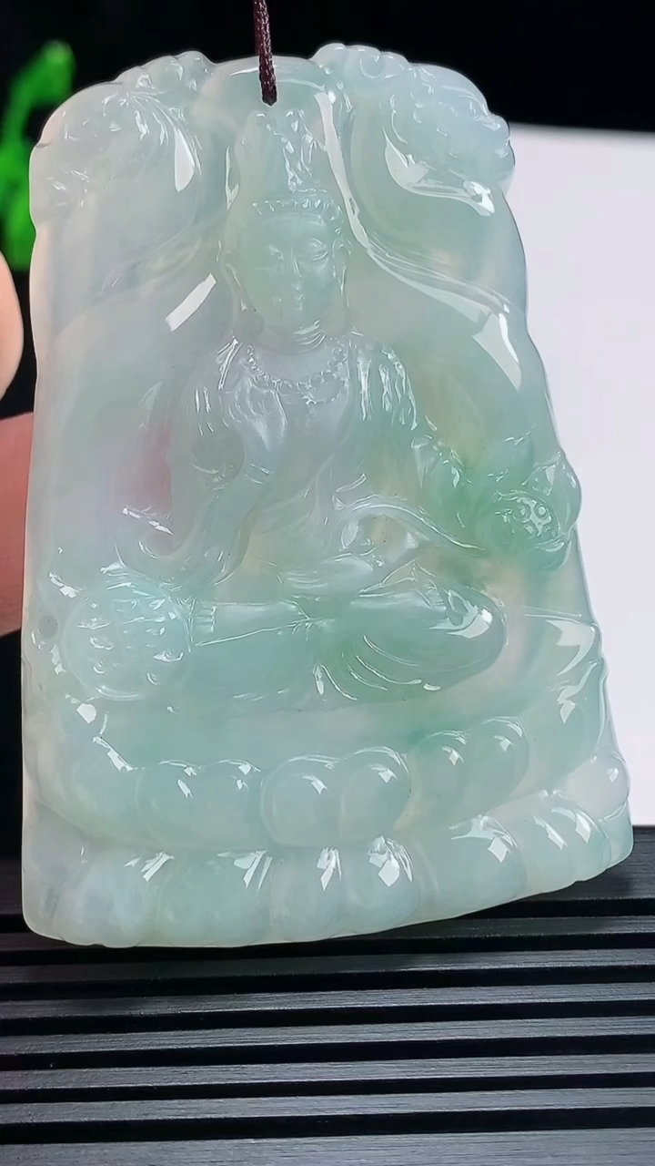 天然A货翡翠飘花大势至菩萨吊坠，尺寸61.8-44.5-5.5 重量:32.00g
6月23日