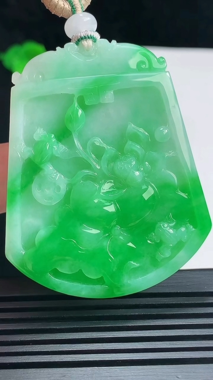 天然A货翡翠呱呱来财 荷花吊坠，尺寸54.5-45-5.8 重量:34.37g
6月23日