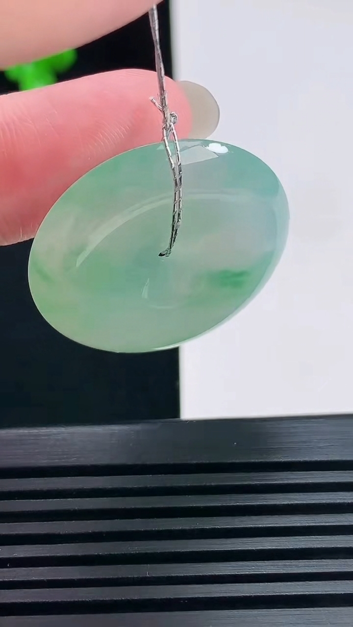 天然A货翡翠平安扣吊坠，尺寸29.5-5.6 重量:10.44g
6月23日