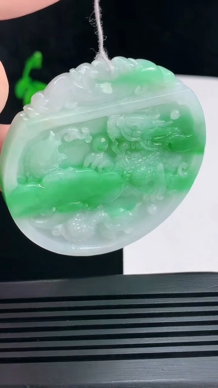 天然A货翡翠龙牌吊坠，尺寸55.2-55.6-6.5 重量:44.36g
6月23日