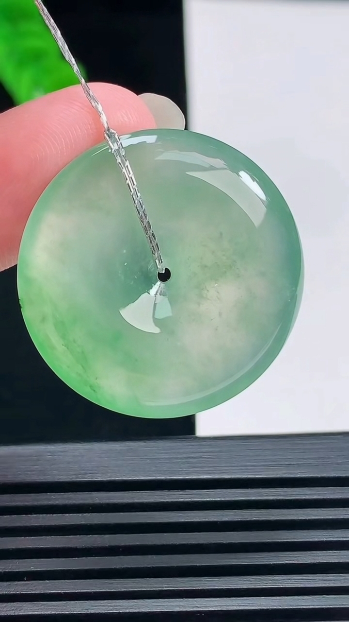 天然A货翡翠平安扣吊坠，尺寸29-5.2 重量:10.00g
6月23日